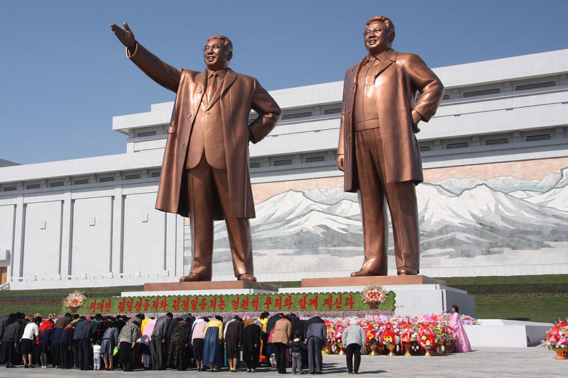 Statues de Kim Il Sung & Kim Jong Il à Pyongyang, Corée du Nord (Crédits J.A. de Roo, licence Creative Commons)