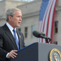 President GW Bush visits Pentagon crédits US army  (CC BY 2.0)