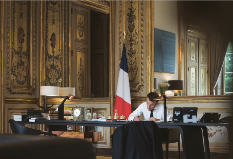 Emmanuel Macron dans le Salon doré © Présidence de la République
