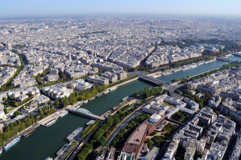 Vue_aérienne_de_Paris_cc_jcstudio_cur_Freepik