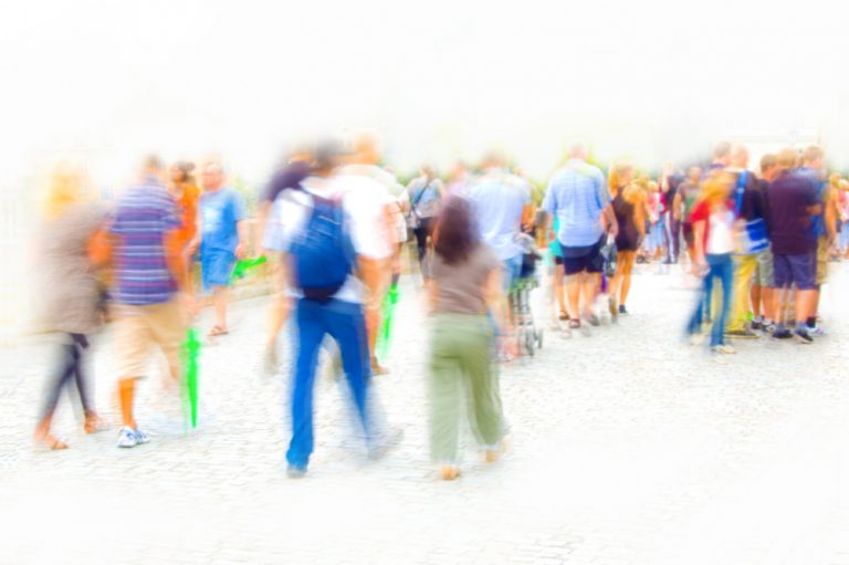 diffuse-people-walking