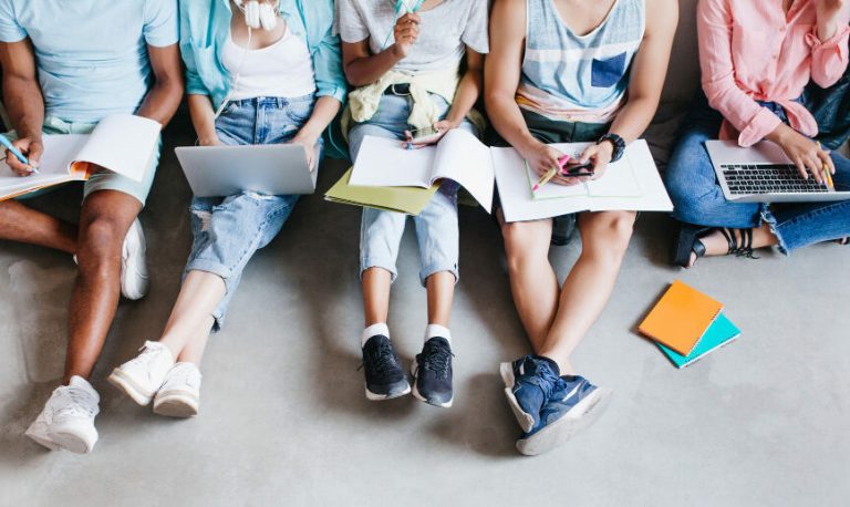etudiants_avec_ordinateurs_cc_freepik