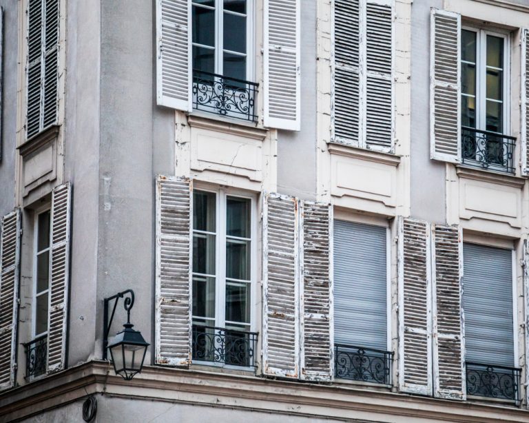 immeuble_paris_de_wirestock_sur_Freepik