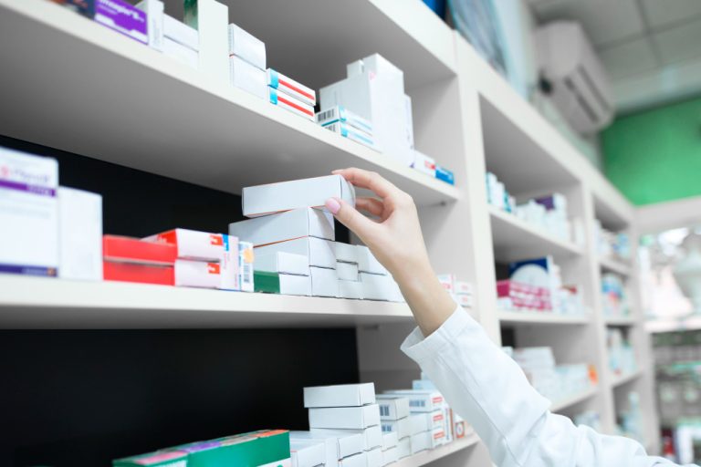 medicaments-etagere-pharmacie_image_on_freepik