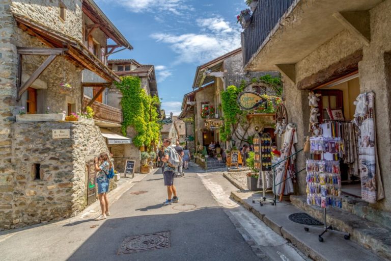 town-in-france-1622312407C93
