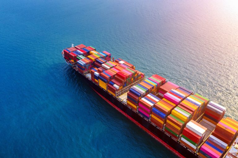 transport_maritime_cctawatchai07_sur_freepik